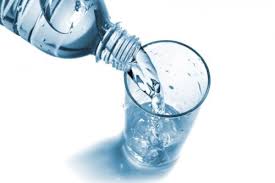 переливаем воду из бутылки в стакан 