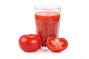томатный сок и разрезанный помидор