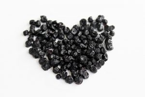 сушеные ягоды черной смородины в форме сердца 