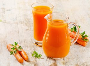 морковный сок в прозрачном графине