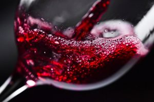 наполнение бокала красным вином