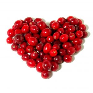 ягоды клюквы, выложенные в форм сердца 