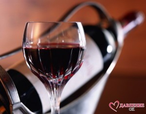 Налитый бокал красного вина