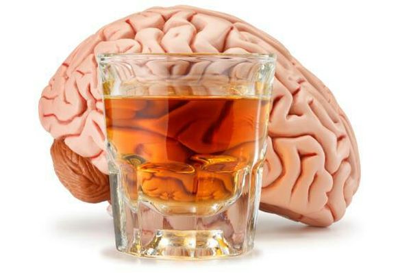 мозг и стакан алкоголя