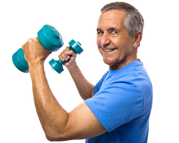 Пожилой мужчина выполняет физические упражнения с гантелями