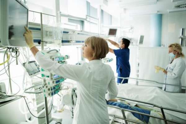 Сколько необходимо лежать в больнице после перенесенного инсульта, показания и этапы лечения