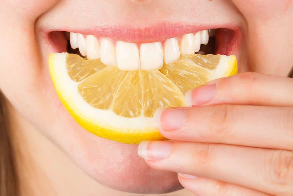 отбеливание зубов лимоном