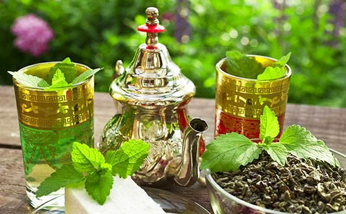 Мятный чай в марокканском наборе