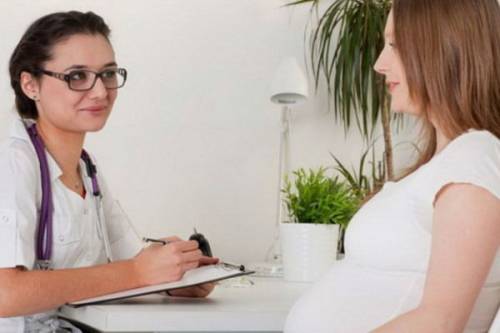 Беременная женщина на приеме у врача