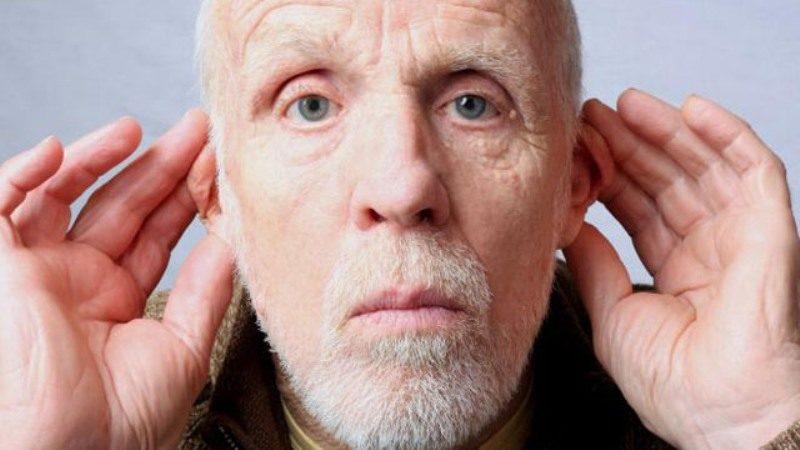 Глухой пожилой мужчина