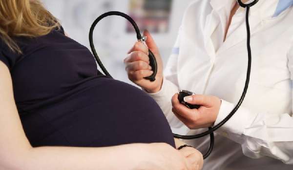 Измерение давления у беременной девушки