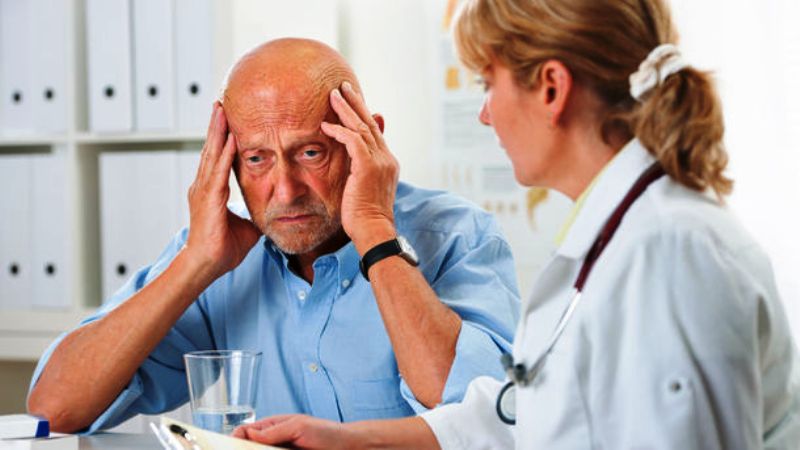Мужчина страдающий от болезни Альцгеймера