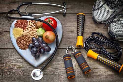 Сердце со здоровым питанием и инвенарем для фитнеса