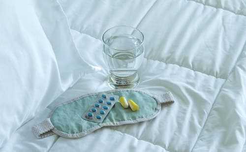 Успокоительные и снотворные лекарства на кровати