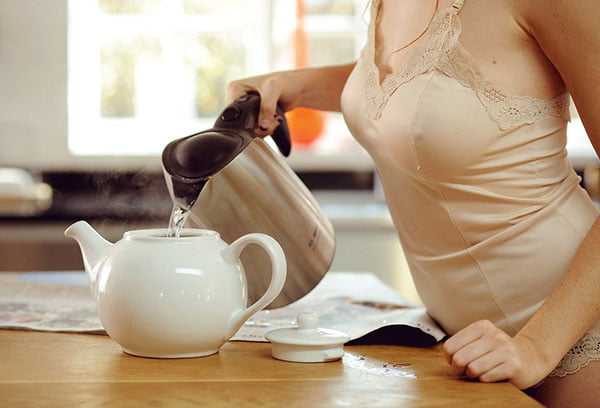 Женщина заваривает травяной чай