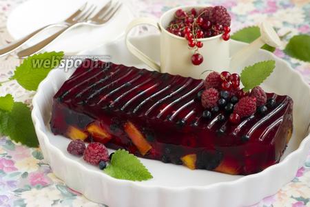 Фото рецепта Желе с ягодами и персиками