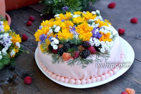 Фото рецепта Бисквитный торт с ягодами и живыми цветами