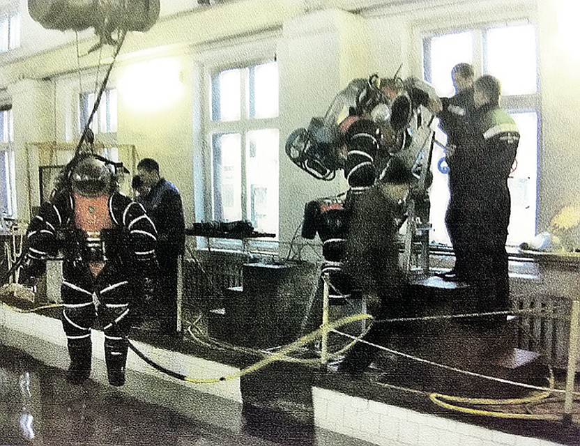 В НИИ спасания и подводных технологий ВУНЦ ВМФ моделируются условия работы водолазов в океане. Фото: Александр ХОХЛОВ