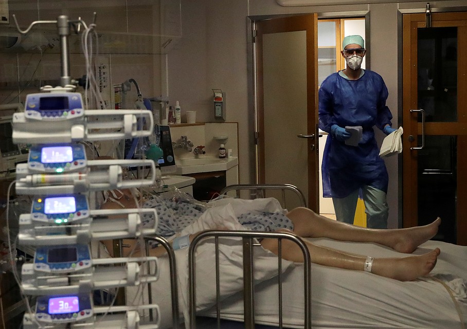 Пациент с коронавирусом в больнице города Льеж, Бельгия. Фото: REUTERS