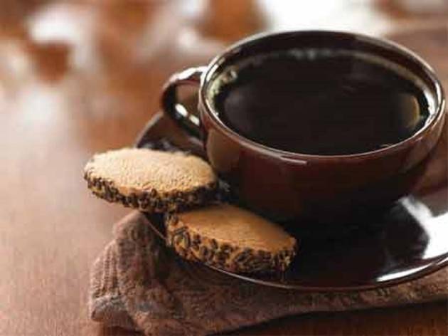 Чашка натурального кофе с печеньем
