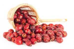 Особенно полезные засушенные ягоды шиповника зимой, когда так не хватает свежих витаминов. Из плодов можно приготовить вкусный и полезный чай, сироп, кисель или целебный отвар