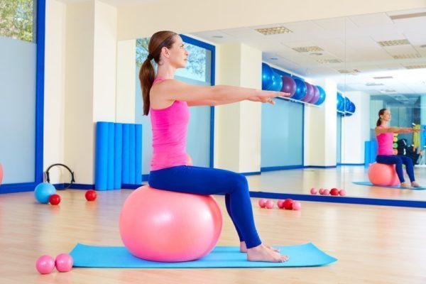 Во время упражнения важно сохранять равновесие и удерживать спину прямо
