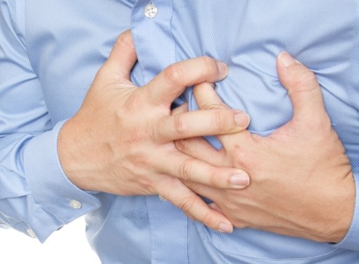 Боль в груди могут вызвать около сорока заболеваний