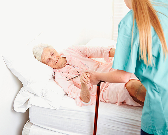 При ярко выраженной мышечной слабости пожилым людям необходима активная помощь