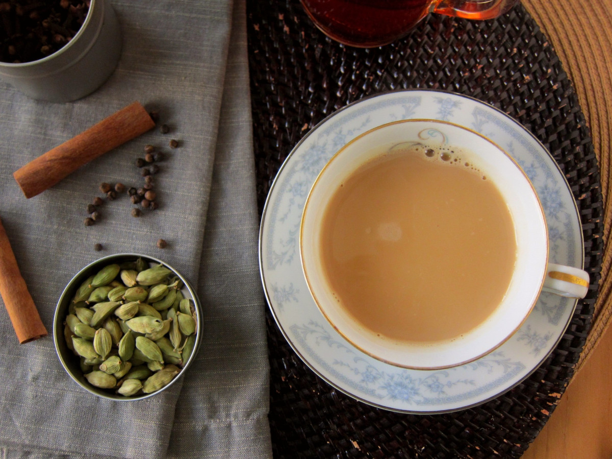 китайский чай в кружке и кардамон